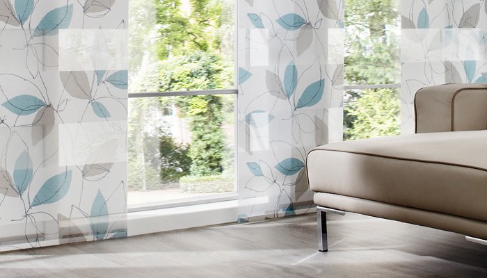 Flächenvorhänge nach Mass mit floralem Motiv