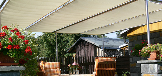 Seilspann-Segel über Terasse